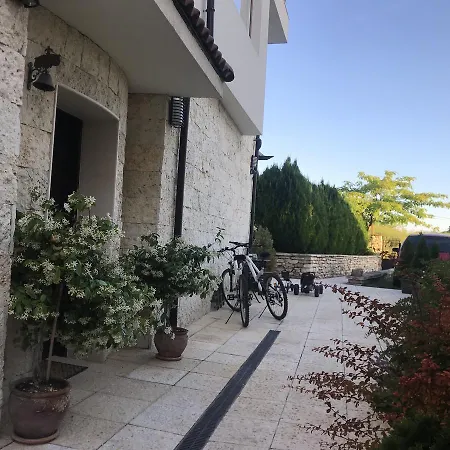 Hills Vendégház Balcsik